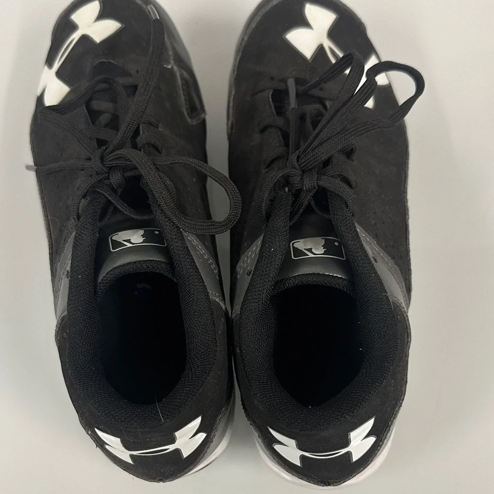 Under Armour Kids Black and White Sneakers cleats 4Y